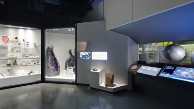 Showcases in Dynamic Earth exhibition, featuring amethyst, greenstone, beryl, and the moon. 