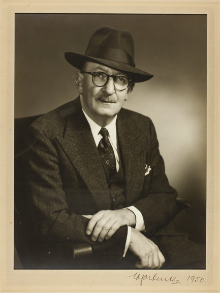 Portrait of a man wearing a hat and glassess