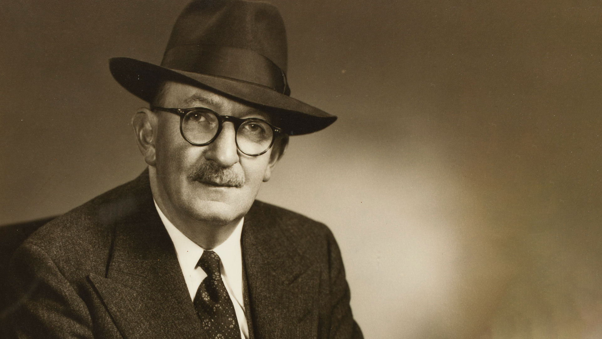 Portrait of a man wearing a hat and glassess
