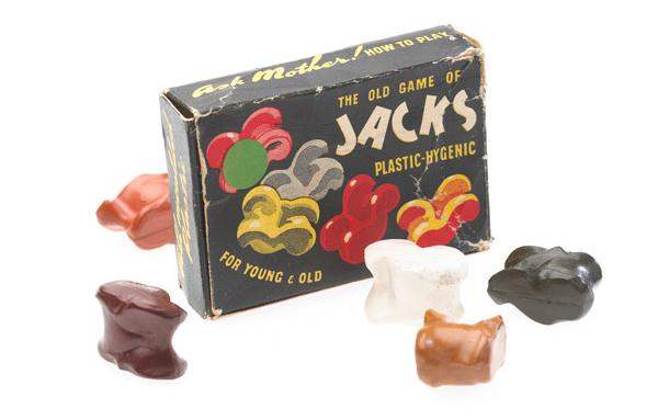 Plastic knucklebones with their box