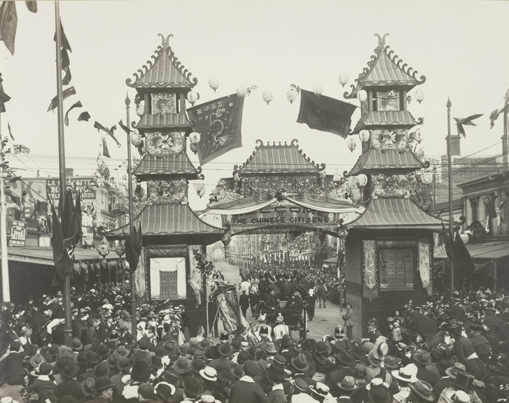 Crowds around the Chinese Arch at the federation celebrations, Melbourne, 1901.