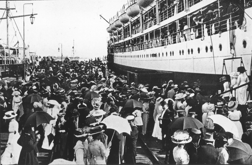 Immigrants arriving at Port Melbourne Railway Pier, 1910