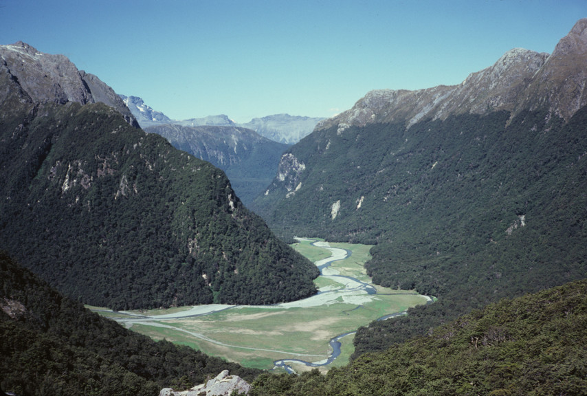 U-shaped valley between mountains