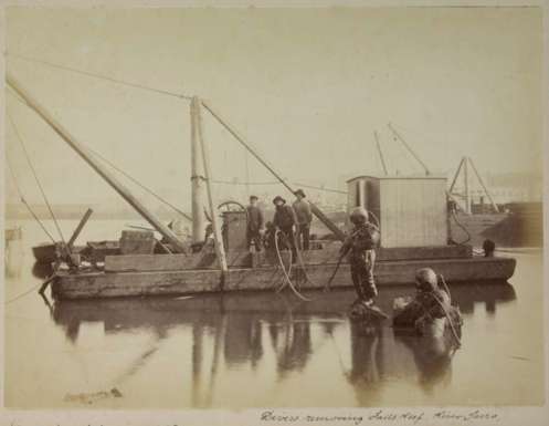 Divers removing Falls Reef, Yarra River.