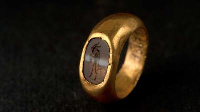 Ring with Goat, gold, chalcedony and agate