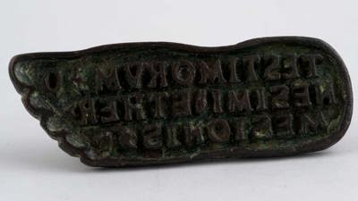 Bronze wax seal maker in the shape of a foot from the Imperial age