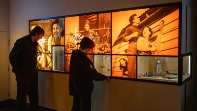  Secondary school students viewing the Leaving Home exhibition in Immigration Museum.